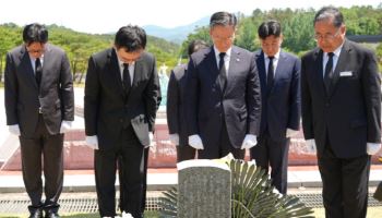 "오월 정신 꽃피우겠다"…법무장관, 檢지휘부와 5·18묘지 첫 참배