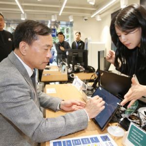 방미통위원장 “휴대폰 계약 쉽게 안내해야”…단통법 폐지 후 첫 현장점검