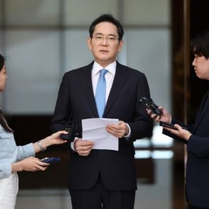 고개 숙인 이재용 삼성 회장 "힘 모아 한 방향 갈 때"(종합)