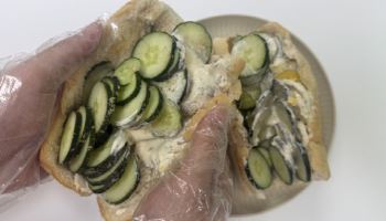 "진짜 오이밖에 없네"…칼국수 1만원 시대 서브웨이 '승부수' [먹어보고서]