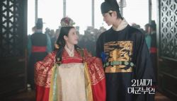 '역사 왜곡 논란' 드라마 '21세기 대군부인', 대본집 내용도 수정