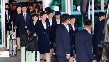 버스에 오르는 북한 여자축구팀
