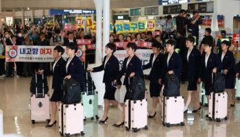北 여자축구팀 '내고향축구단' 인천공항 입국