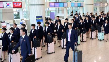 버스로 향하는 북한 여자축구팀 ‘내고향여자축구단’ 선수들
