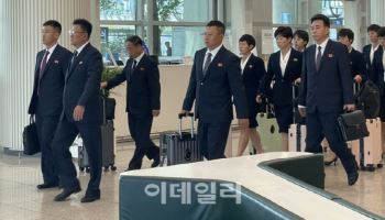 北내고향축구단 무표정 입국…환영 팻말에도 2분 만에 '쌩'
