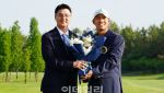 [포토] 문도엽, 박도규 KPGA 이사로부터 우승 꽃다발