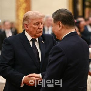 “중국서 받은 물품 전부 폐기”…트럼프, 귀국전 ‘보안 차단’ 총력