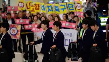 환대에도 무반응·2분 만에 휭... 철저히 준비한 듯한 입국길