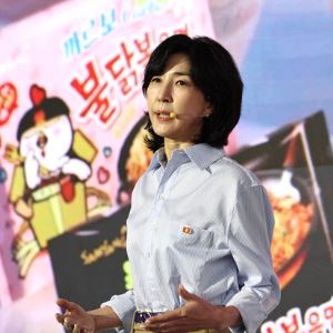 불닭으로 '면비디아' 일군 며느리, 핏줄승계 관행 뚫고 '회장' 오른다