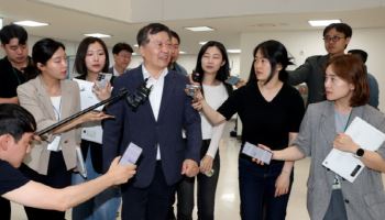 중노위원장 "삼전 노사 조정안, 내일 나온다…분위기는 평행선"