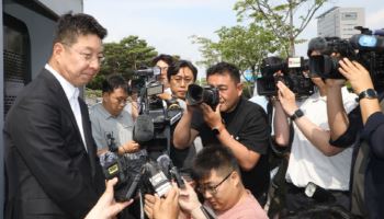 스타벅스 사죄 방문 ‘문전박대’…5·18 단체 “대국민 사과부터”