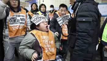 삼각지역에 스티커 수백장 붙이고 락카칠…전장연 대표 등 벌금형 확정
