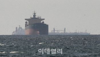 호르무즈 통과한 中행 유조선에 국제유가 급락…국제유가 5.6%↓(종합)