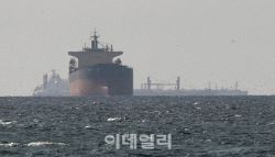 호르무즈 통과한 中행 유조선에 국제유가 급락…국제유가 5.6%↓(종합)