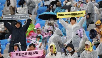 "北 내고향"만 외친 공동 응원... 韓 감독은 속상함에 눈물까지