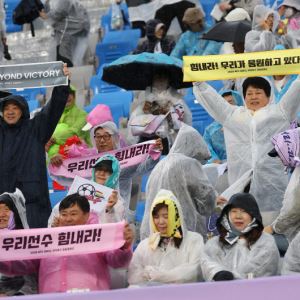 "北 내고향"만 외친 공동 응원... 韓 감독은 속상함에 눈물까지