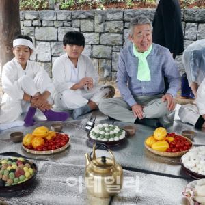 [포토] 전통모내기 참석 후 새참먹는 어린이들                                                                                                                                                             