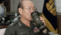 이마트 주가가...전두환 소환한 '스벅 탱크데이', 금융치료 후폭풍?