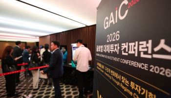 의자 부족할 정도로 인파…AI 실시간 통역에 엄지 척