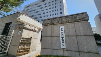 '허위정보 주가 부양' 기재부 차관보 출신 기업인 구속(종합)