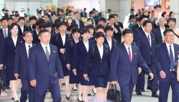 '트로피 품은' 北 내고향, 입국 때처럼 무반응으로 출국