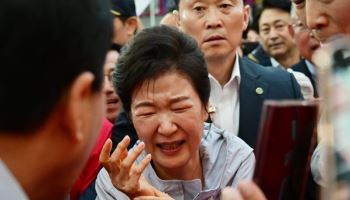 '악! 내 손' 박근혜 등판..."탄핵 당한 사실 알고도 인파 몰린 이유?"