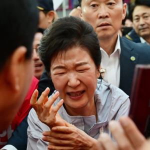'악! 내 손' 박근혜 등판..."탄핵 당한 사실 알고도 인파 몰린 이유?"