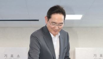 이재용 회장도 사전투표…회색 정장 입고 한 표 행사