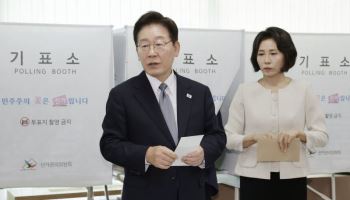 李대통령 '기표소 재출입' 논란에 선관위"법상 문제 없어"