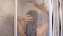 샤워기 물로 입 헹구면 안됩니다 약사가 경고…왜?