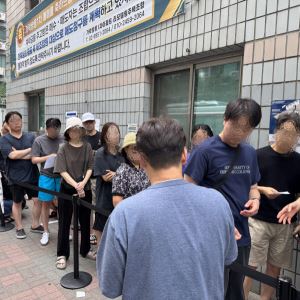 송파구 용지 부족 사태로 '투표 중지'…200여명 대기[포토]
