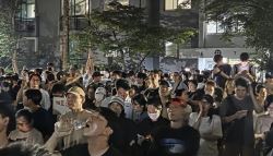 '투표지 부족' 사태 잠실7동 투표소, 시민 수백명 몰려 투표함 반출 대치 중