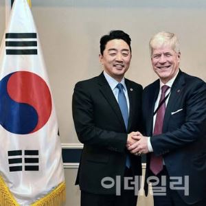 "잠수함 수주전 나선 韓, 캐나다에 3.4조원 수소트럭 패키지 제안"