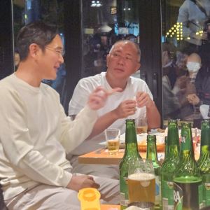 젠슨 황 소맥잔 잡아라...참이슬·처음처럼 물밑 경쟁