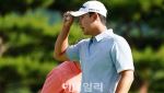 [포토] 안지민, 버디 인사하며 선두에