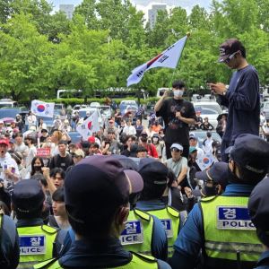 '부정선거 주장' 시위대,  개표소·선관위 곳곳서 충돌