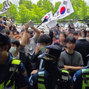 올림픽공원 개표소 봉쇄한 시위대, '재선거' 요구하며 시민 감금까지[르포]
