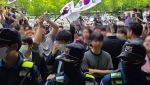 `개표소 봉쇄` 시위대, 기자 폭행 사태…"모든 법적 조치할 것"