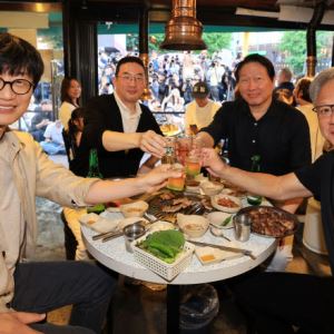 구광모 비계 손질에, 젠슨 황 깻잎쌈까지…온라인 달군 ‘삼소 회동’