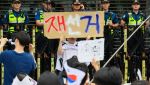 성조기 사라진 `개표소 시위`…"특정 정당 지지 아냐, 참정권 문제"