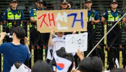 성조기 사라진 `개표소 시위`…"특정 정당 지지 아냐, 참정권 문제"