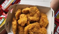젠슨 황의 못 말리는 K치킨 사랑…야구장서 BBQ치킨 또 먹는다