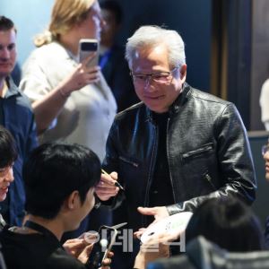 "게임과 AI가 만나는 시대"…크래프톤·엔씨 찾은 젠슨 황, PC방 투어(종합)