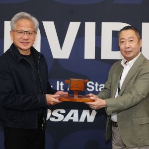 ‘파트너십 커지길’…박정원 회장, 젠슨 황에게 ‘두산일두’ 선물(종합)