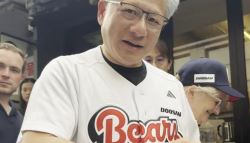 깐부회동 향하던 젠슨 황, 팬에게 받은 'K디저트'는?
