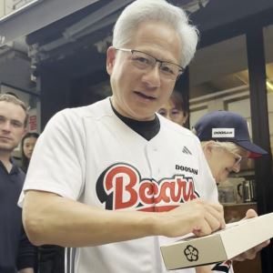 깐부회동 향하던 젠슨 황, 팬에게 받은 'K디저트'는?