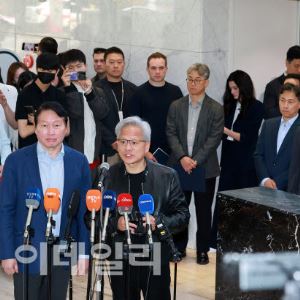 젠슨 황 "SK하이닉스는 최대 메모리 파트너…투자 규모 훨씬 커질 것"(상보)