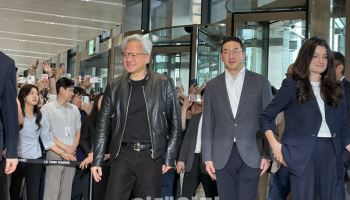 젠슨 황, 여의도 LG트윈타워 찾아…'삼소 회동' 구광모와 포옹