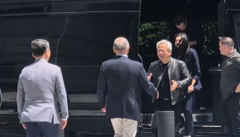 젠슨 황, 현대차 양재 사옥 첫 방문…정의선 회장 "환영합니다"[젠슨황 2차 깐부회동]