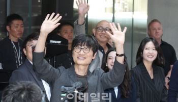 네이버 직원들에게 인사하는 이해진 의장
